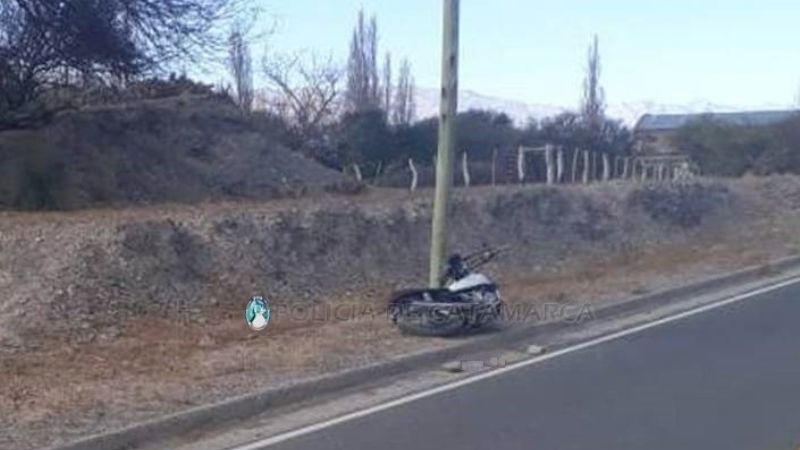Chocó contra un poste de alumbrado público y perdió la vida en el acto