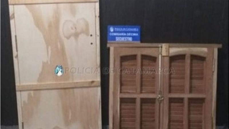 Atacaron a policías arrojándoles una puerta y una ventana