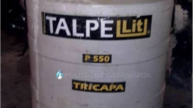 Escapó de policías y dejó abandonado un tanque de agua