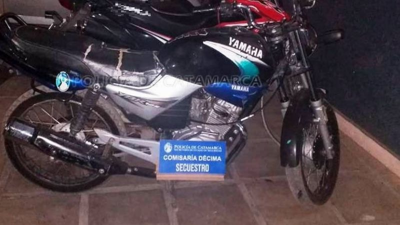 Empujaban una moto y se fugaron