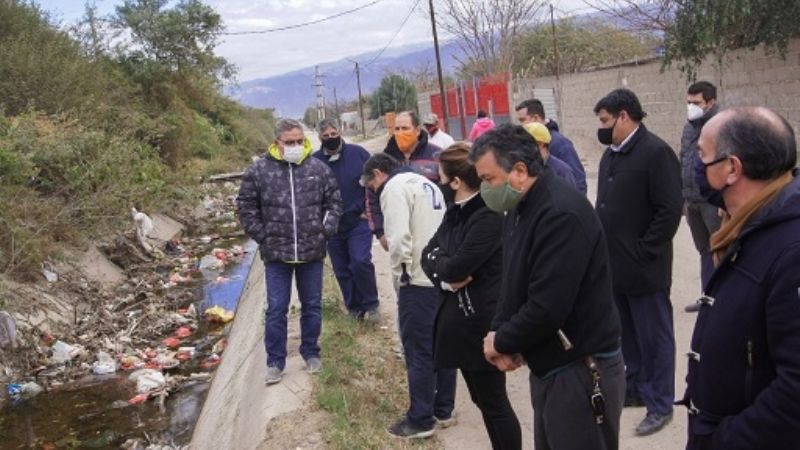 Trabajan en la recuperación del canal de riego