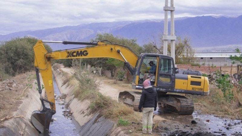 Trabajan en la recuperación del canal de riego