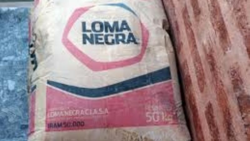 Sorprenden a un joven llevando una bolsa de cemento