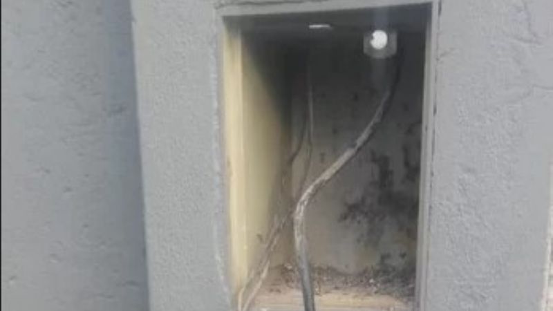 Le rompió el medidor de la luz y quiso ingresar a su casa