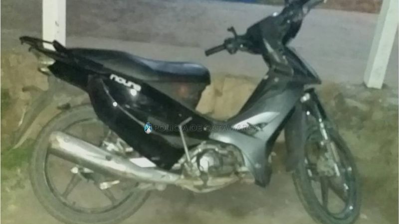 Una mujer terminó con heridas tras caerse de la moto con una niña