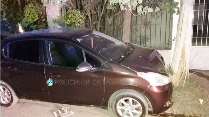 Chocaron el auto contra un poste