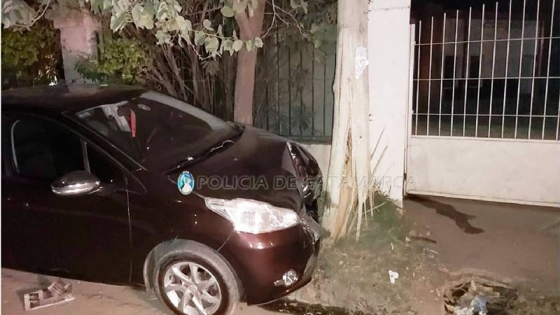 Chocaron el auto contra un poste