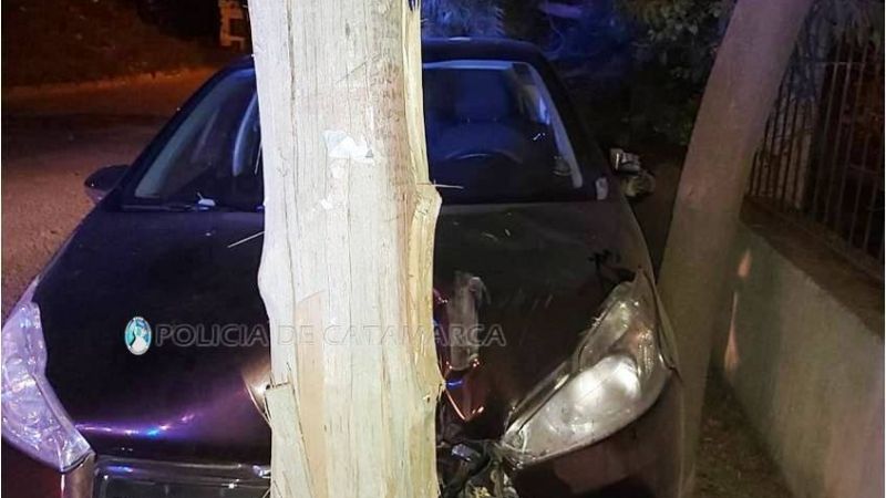 Chocaron el auto contra un poste