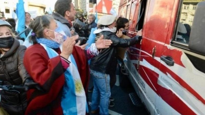 Agredieron a periodistas y móvil de C5N