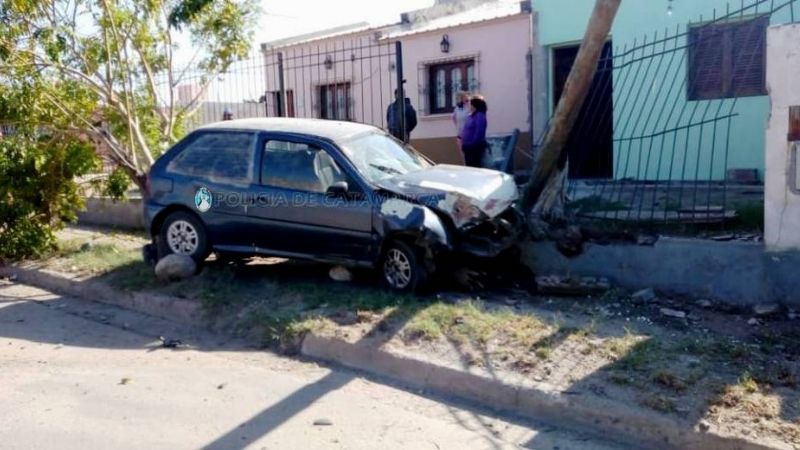 Chocó contra una casa, se fugó y después denunció que le robaron la camioneta