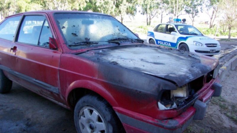 Se prendió fuego el motor de un auto