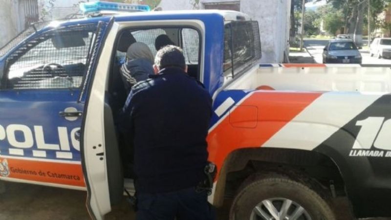 Tres hombres golpearon a dos policías