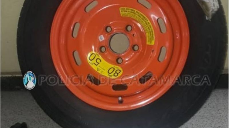 Encuentran en una casa una rueda y un gato robados de un auto