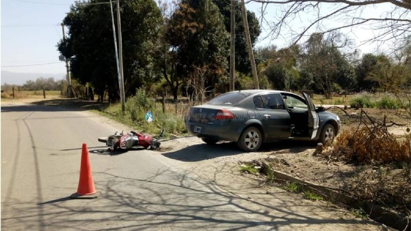 Joven en auto chocó a un menor en moto
