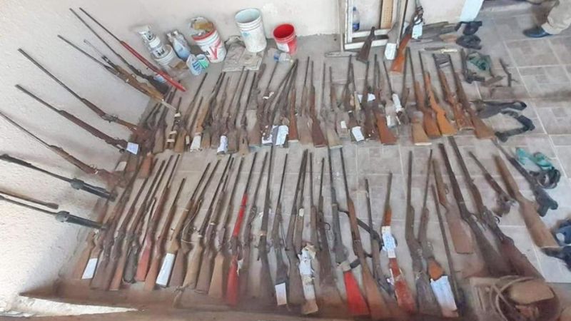 Fueron a detenerlo por violencia de género y tenía un arsenal