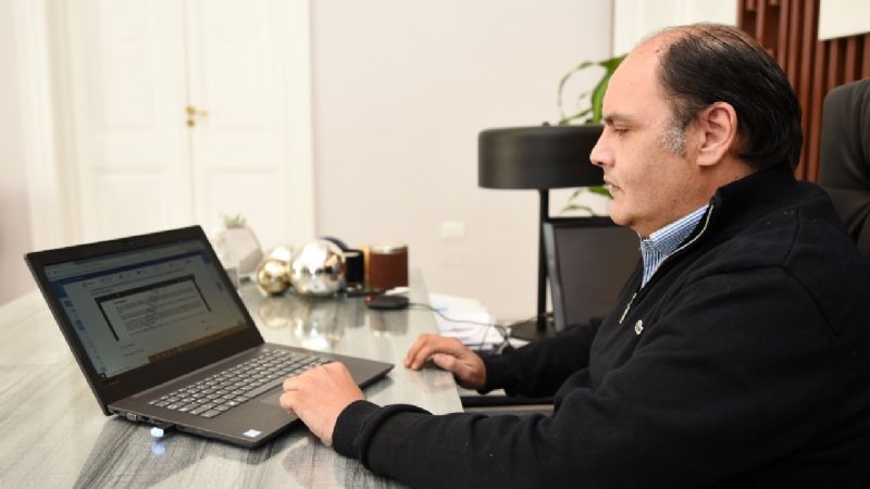 Saadi firmó el primer decreto digital en la provincia