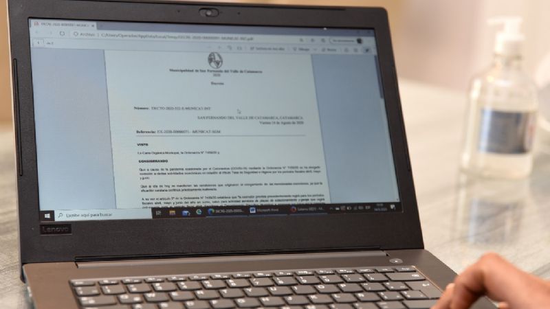 Saadi firmó el primer decreto digital en la provincia