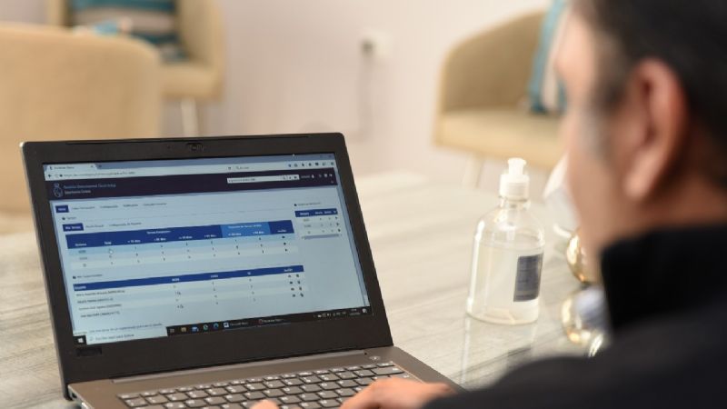 Saadi firmó el primer decreto digital en la provincia