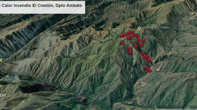 Combaten incendio forestal cerca de El Crestón