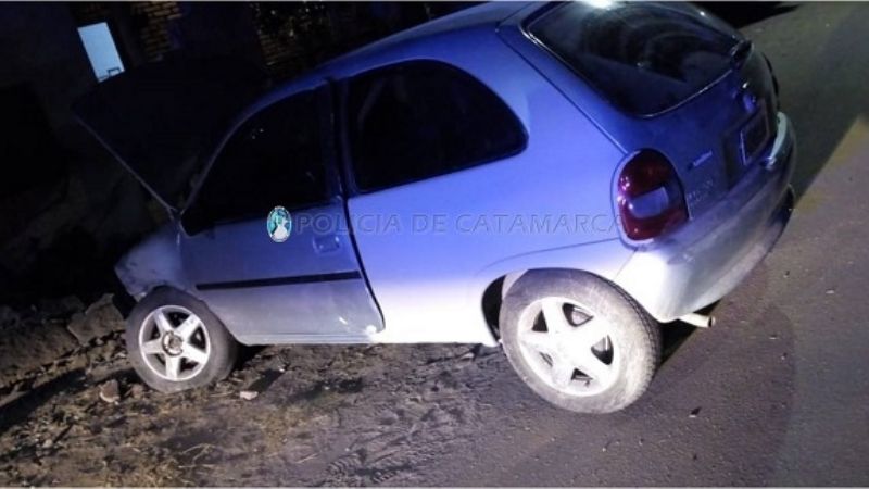 Perdió el control del auto y chocó contra una pared