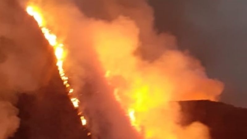 Impresionante avance de las llamas en El Crestón