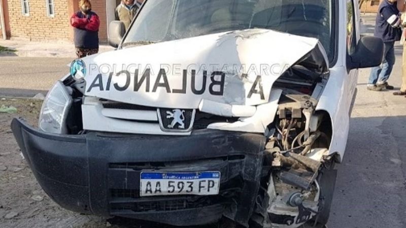 Chofer de ambulancia chocó contra un poste y abandonó el vehículo