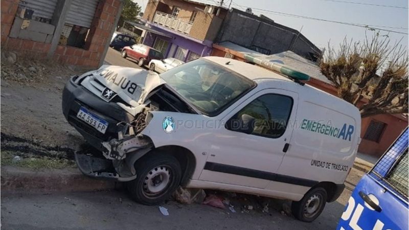 Chofer de ambulancia chocó contra un poste y abandonó el vehículo