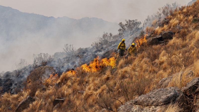 Baqueanos y brigadistas intentan contener el incendio del Ambato