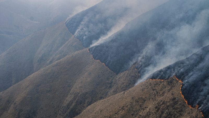 Baqueanos y brigadistas intentan contener el incendio del Ambato