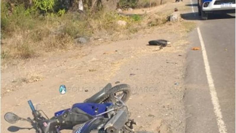 Hospitalizaron a una joven que chocó con su moto contra un cartel