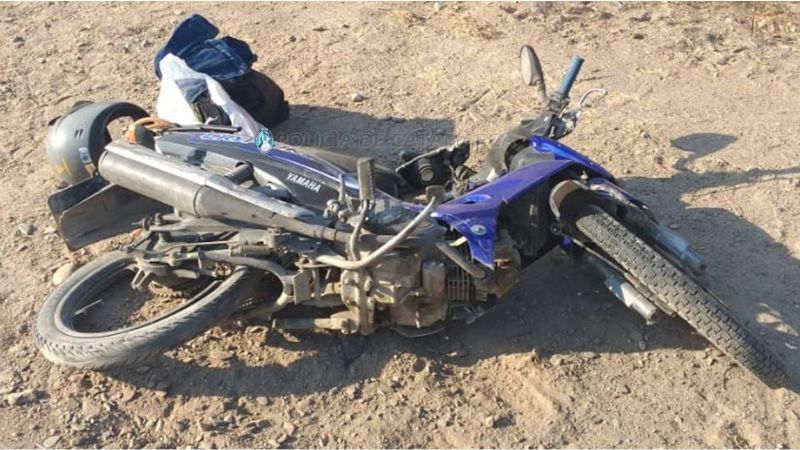 Hospitalizaron a una joven que chocó con su moto contra un cartel