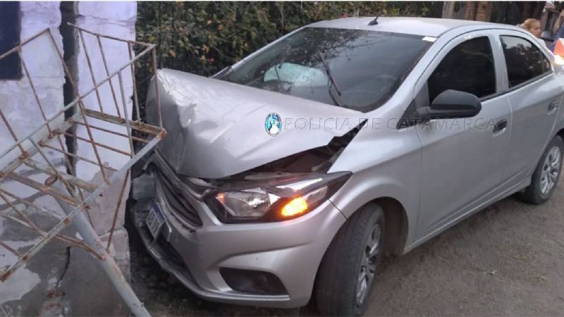 Joven conductor chocó el auto contra una vivienda