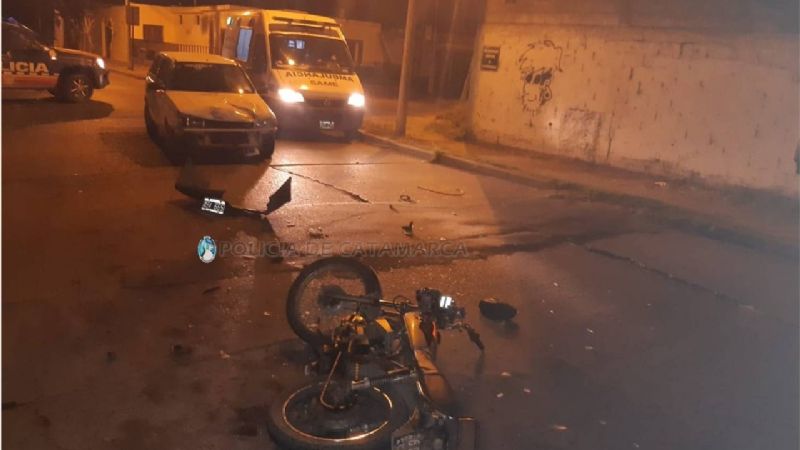 Motociclista chocó contra un auto y terminó con heridas
