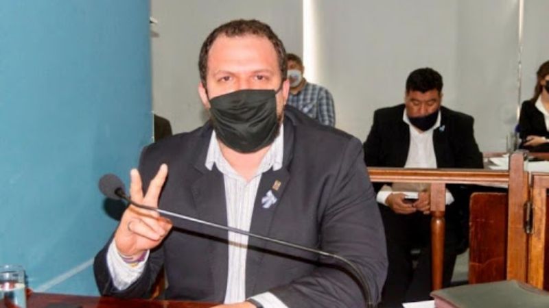 Denett cruzó a Luna por el llamado a licitación del avión sanitario