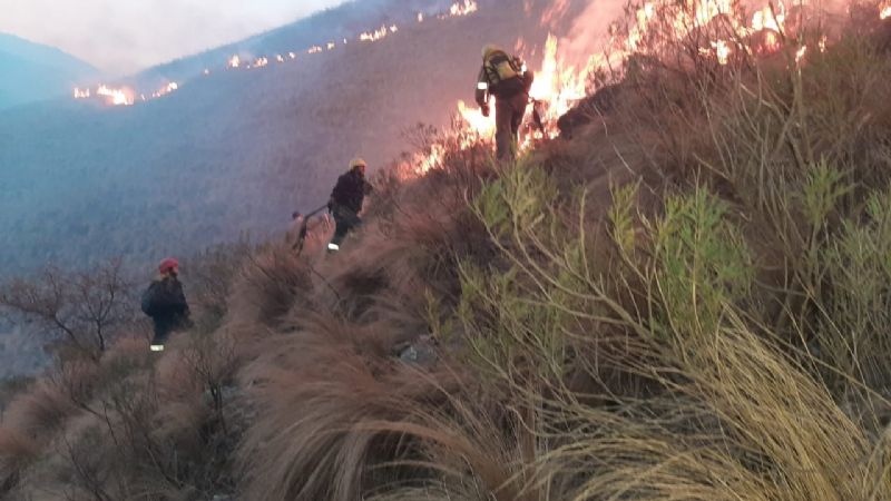 Trabajan sin descanso para apagar el tremendo incendio en Ambato