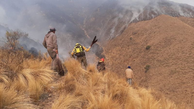 Trabajan sin descanso para apagar el tremendo incendio en Ambato