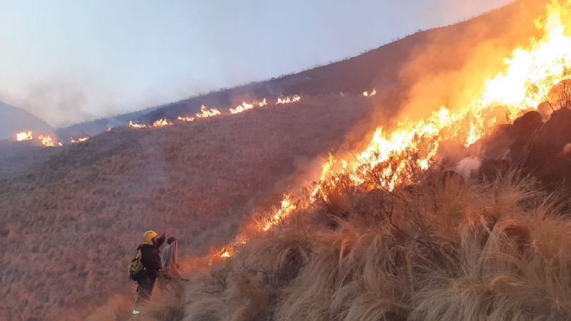 Trabajan sin descanso para apagar el tremendo incendio en Ambato