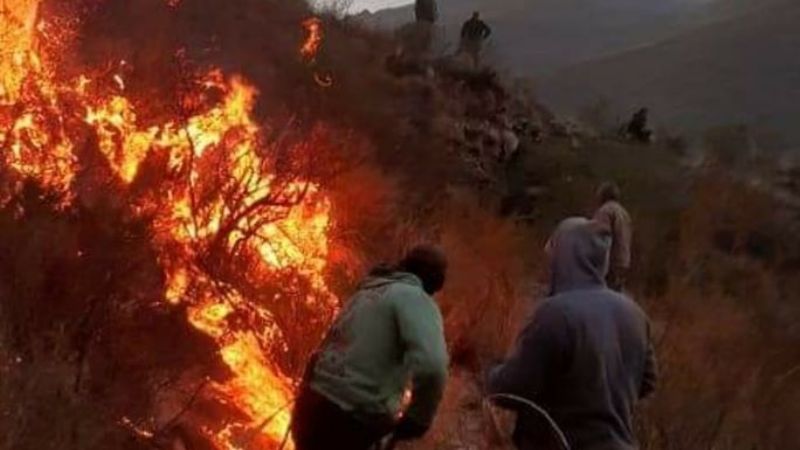 Trabajan sin descanso para apagar el tremendo incendio en Ambato