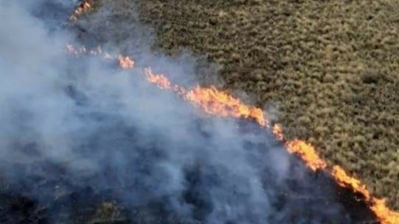 Trabajan sin descanso para apagar el tremendo incendio en Ambato
