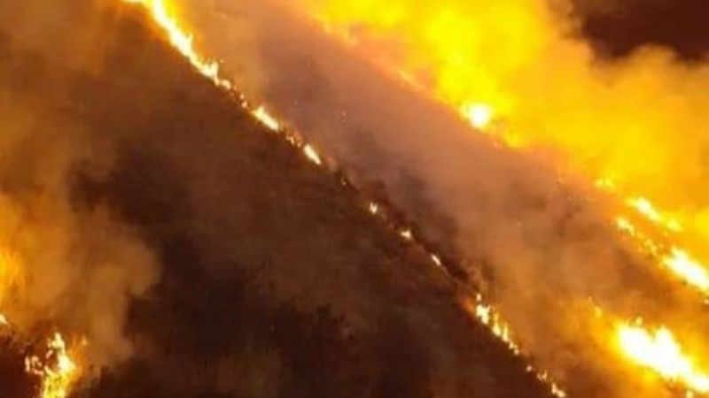 Trabajan sin descanso para apagar el tremendo incendio en Ambato