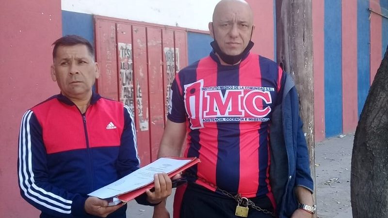 Se encadenan vecinos de "Tesho", que quieren ser socios