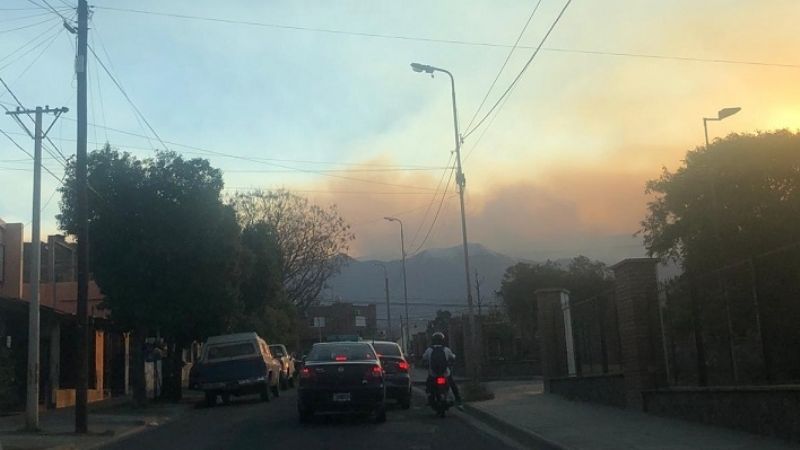 Así se ve desde la Ciudad el humo por el incendio en la serranía del Ambato