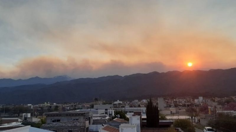 Así se ve desde la Ciudad el humo por el incendio en la serranía del Ambato