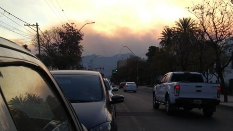 Así se ve desde la Ciudad el humo por el incendio en la serranía del Ambato