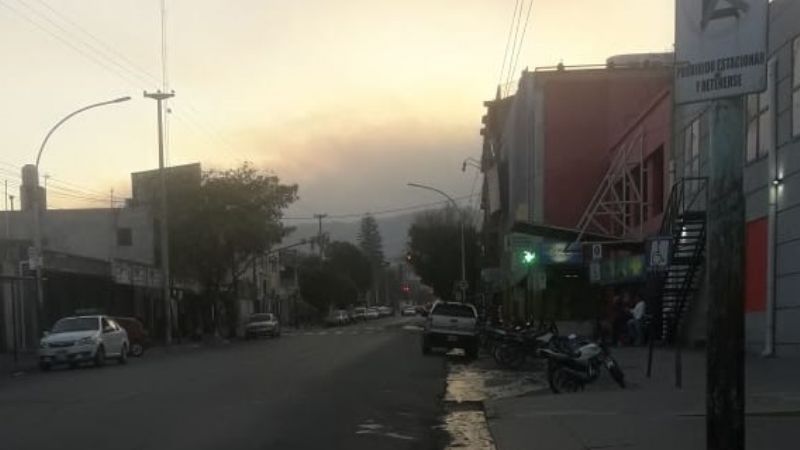Así se ve desde la Ciudad el humo por el incendio en la serranía del Ambato