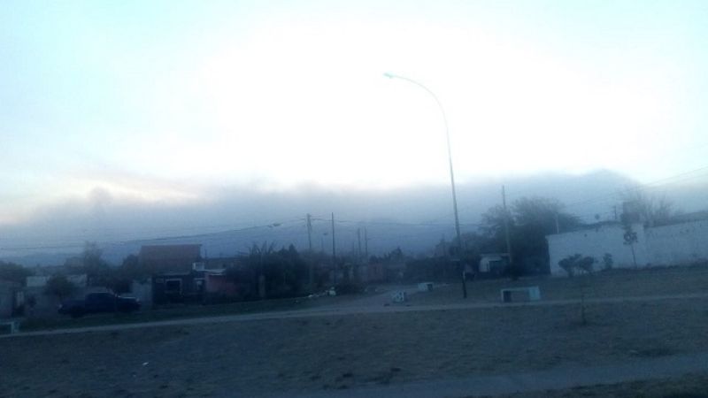 Así se ve desde la Ciudad el humo por el incendio en la serranía del Ambato