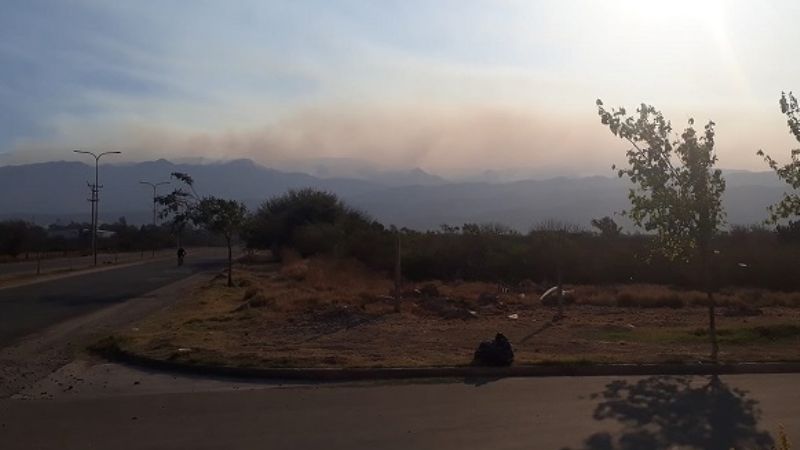 Así se ve desde la Ciudad el humo por el incendio en la serranía del Ambato