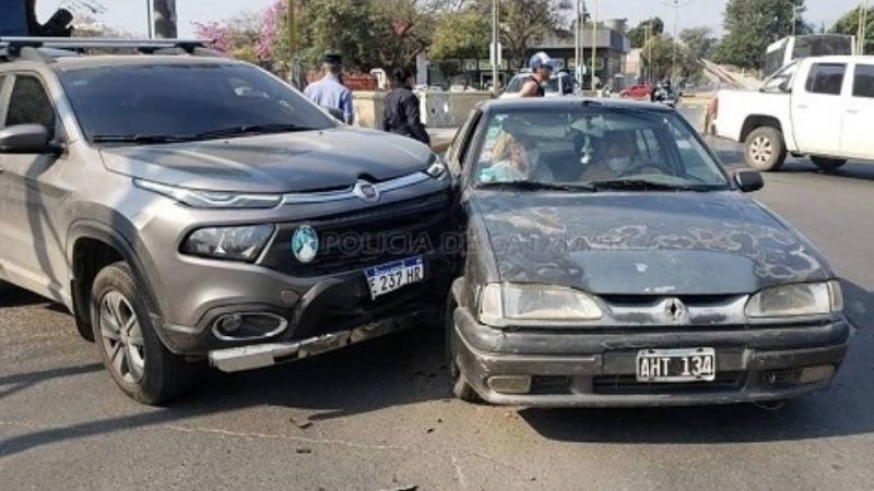 Violento choque entre un auto y una camioneta