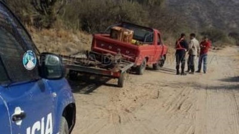 Los agarran tirando chatarra en un camino