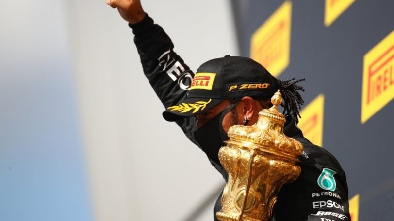 Hamilton, que ganó, cruzó la meta con un neumático roto